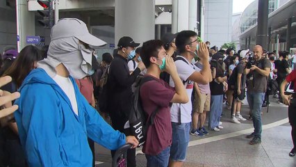 홍콩 시위대, 공항 진입 시도...경찰과 대치 / YTN