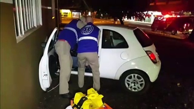 Motorista perde o controle e bate na parede da Associação de Moradores do Parque Verde