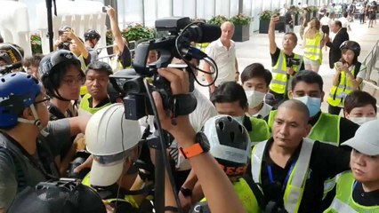 홍콩 시위대, 공항에서 경찰과 대치...공항철도 운행중단 / YTN