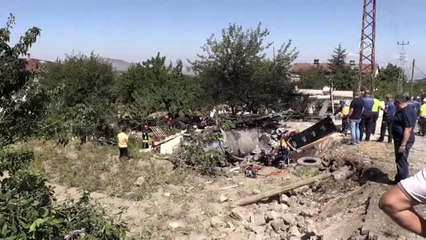 Kayseri'de kamyon evin üzerine devrildi (3)