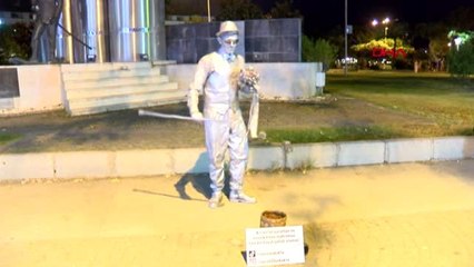 Antalya 3 turist canlı heykel sanatçısının bahşiş kutusundan para aldı