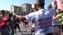 Eskişehir'de renkli yarı maraton: Bitiş çizgisinde evlilik teklifi yaptı