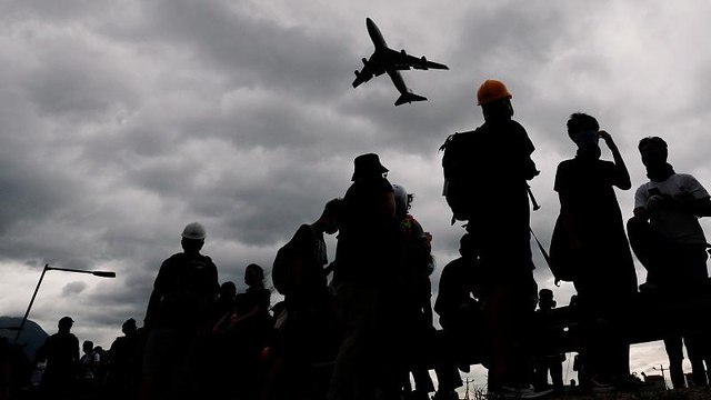 Hong Kong: manifestanti pro-democrazia di nuovo all'aeroporto