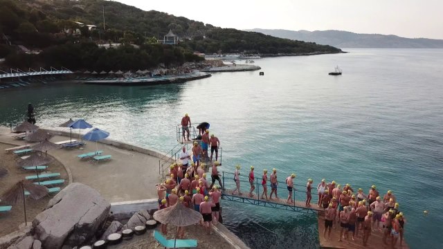 Pamje me dron të notarëve që morën pjesë në maratonën nga Ksamili drejt Korfuzit