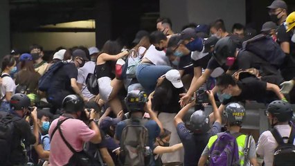 공항서 시위대-경찰 대치...공항 부근 '교통마비' / YTN