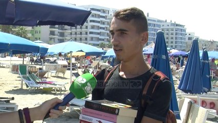 Shet libra në plazh, njihuni me 18 vjeçarin që është në kërkim të pushuesve që lexojnë