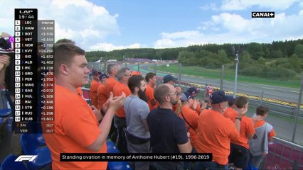 Standing ovation en mémoire d'Anthoine Hubert lors de ce 19ème tour