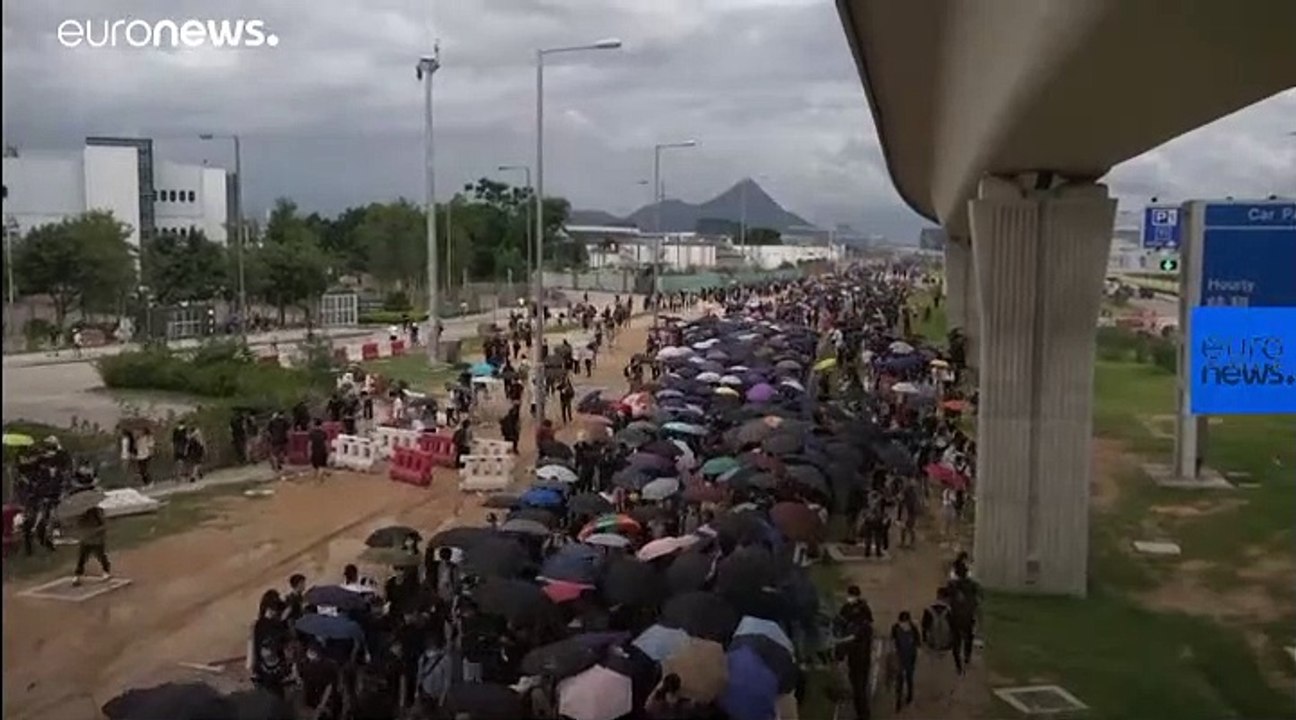 تجمع معترضان به دولت محلی هنگ کنگ در مقابل فرودگاه