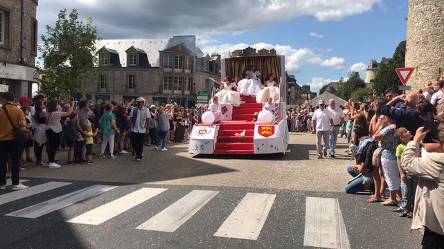 Comice agricole : le défilé de chars à Domfront en images