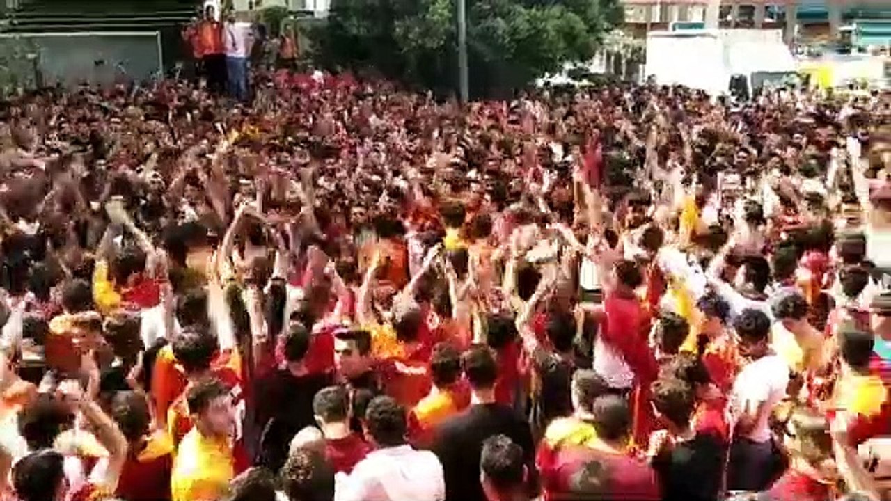 Fatih Terim için "İmparator" tezahüratları