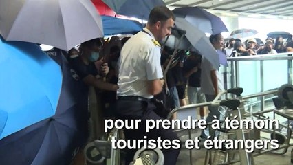 Hong Kong: les défenseurs des libertés manifestent à l'aéroport