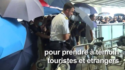 Hong Kong: les défenseurs des libertés manifestent à l'aéroport