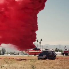 L'effet d'un largage de retardant contre les incendies sur une voiture... Impressionnant