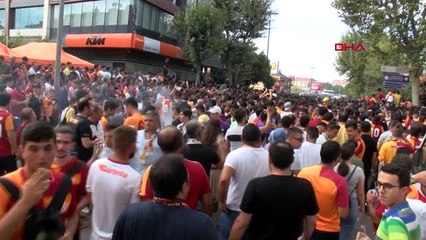 Spor galatasaraylı taraftarların falcao bekleyişi sürüyor