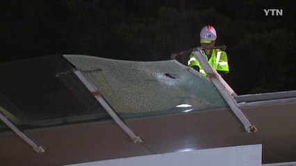 2층 버스, 여의도 환승센터 정류장과 충돌...지붕 무너져 / YTN