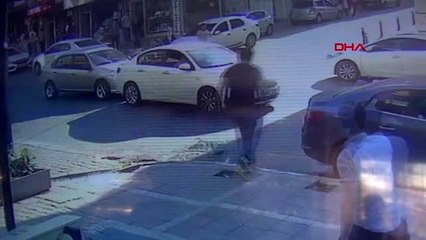 Esenyurt'ta otomobilin bir kadına çarpma anı kamerada