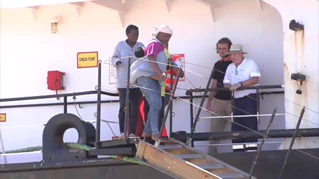 Un carguero rescata a 23 personas a bordo de una patera en aguas de Gran Canaria