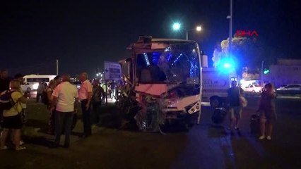 Antalya yolcu otobüsü ve tur midibüsü çarpıştı: 13 yaralı