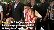 Falcao, ilk fotoğrafını kendisini karşılamaya giden engelli bir Galatasaray taraftarıyla çektirdi