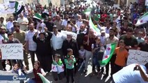 أهالي مدينة بزاعة شرق حلب يتظاهرون تضامنا مع مدن إدلب وحماة