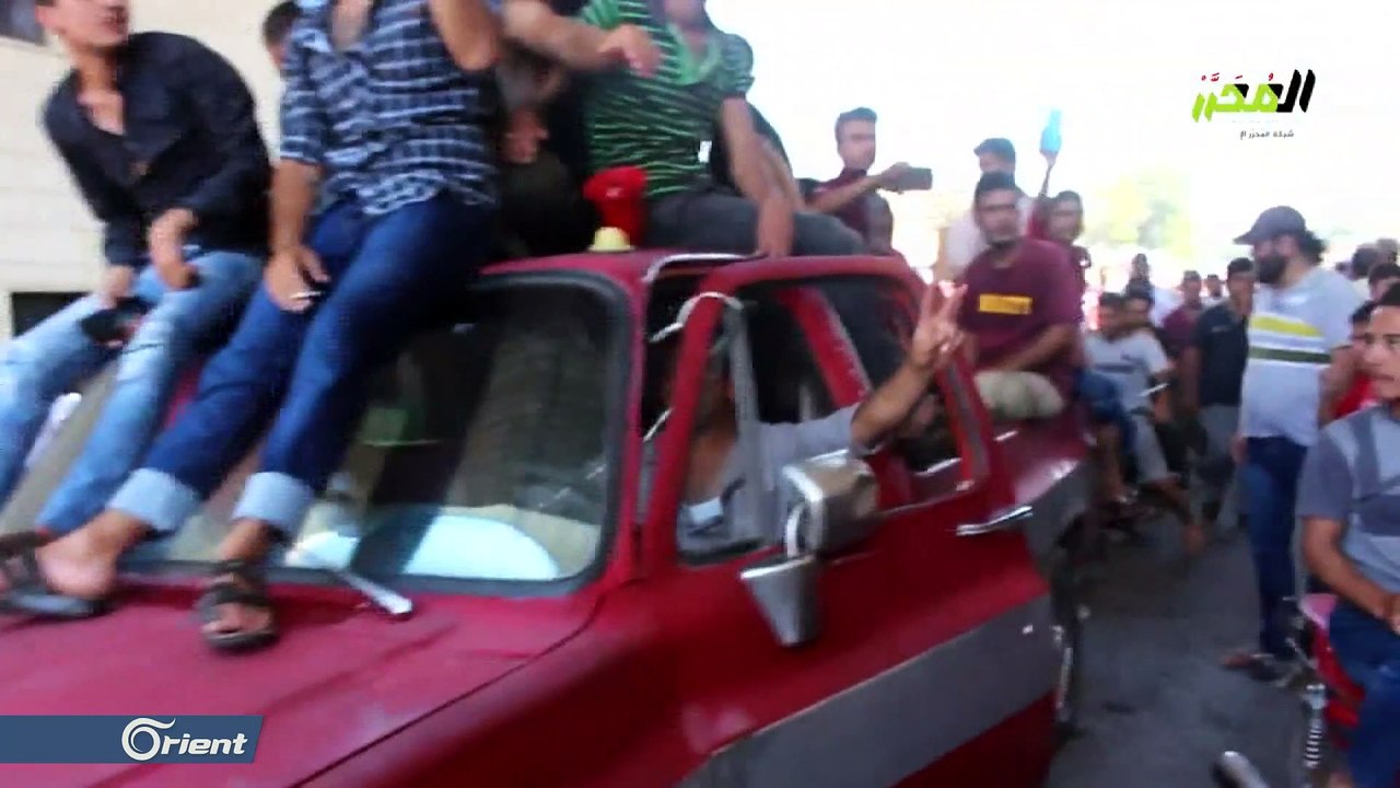 مظاهرات لسوريين تقتحم الجدار العازل التركي بهدف وقف القصف على إدلب - سوريا