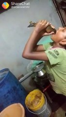 Hintli çocuk kocaman canlı balığı yutuyor!