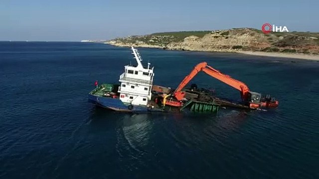 Bozcaada'da baştan karaya oturan gemi havadan görüntülendi