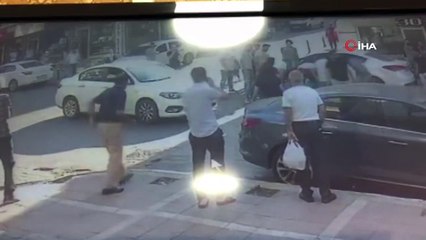 Esenyurt’ta yolun karşısına geçen yaşlı kadına otomobil böyle çarptı