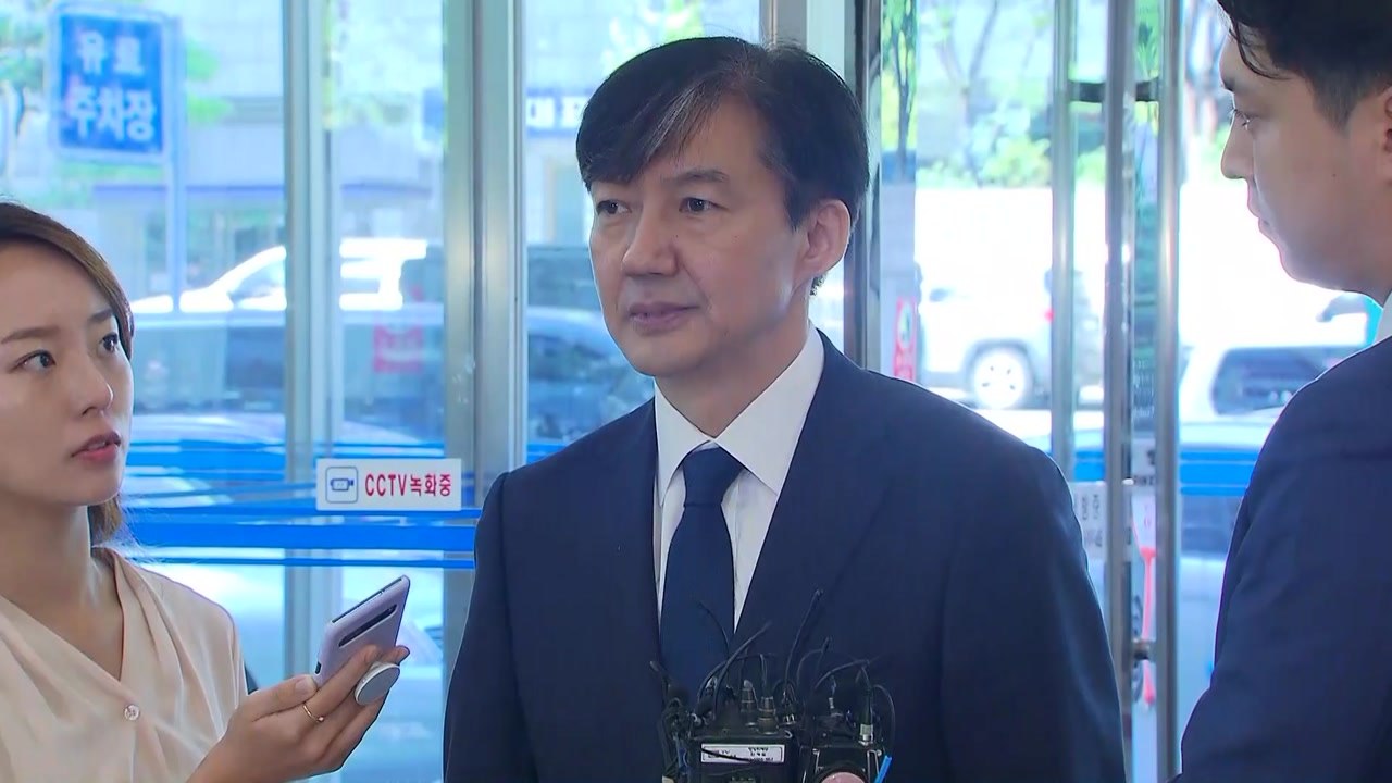 [현장영상] 조국, 사무실 출근 "합의대로 청문회 개최되길 간절히 바래" / YTN
