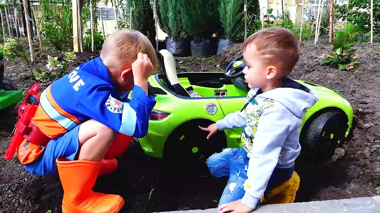 Nikita ride on children's car and stuck in the ground Vlad tows on the tractor