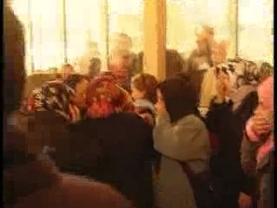 Yaralı oğlunu görünce fenalaştı