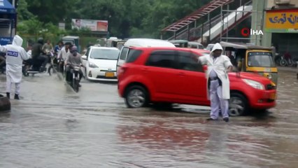 - Pakistan'da Sel Felaketi: 9 Ölü