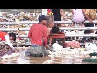 Mengais Rezeki Dari Sampah Banjir
