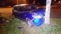 Carro bate em árvore e deixa duas pessoas feridas no Bairro Santa Cruz