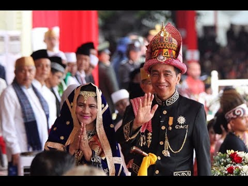 Kenakan Pakaian Adat, Penampilan Jokowi-Iriana...