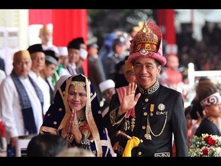 Kenakan Pakaian Adat, Penampilan Jokowi-Iriana Curi Perhatian