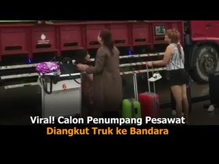 Viral! Calon Penumpang Pesawat Diangkut Truk ke Bandara