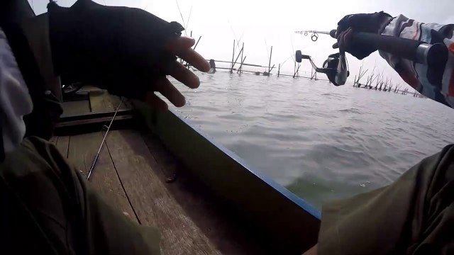 FISHING AT THE SEA ,,MANCING IKAN BESAR..SERU!!!