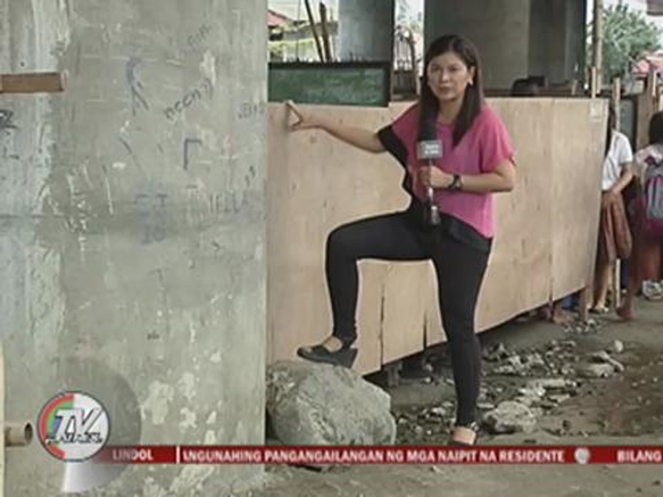 WATCH: Kawit students hold classes under flyover