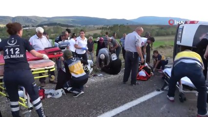 Düğün dönüşü dehşeti yaşadılar...Yolcu minibüsü ile kamyonet çarpıştı: 1 ölü, 16 yaralı