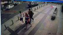 İstanbul'da motosikletlinin metrelerce sürüklendiği kaza kamerada