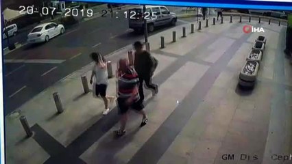 Motosikletlinin metrelerce sürüklendiği kaza kamerada