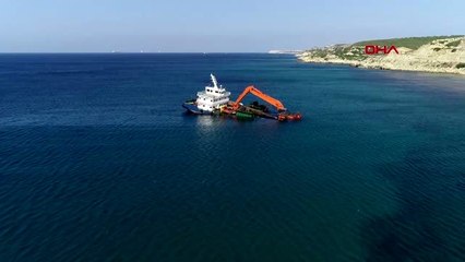 Çanakkale bozcaada'da yarısı batık gemi, oturduğu karada duruyor