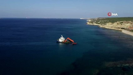 Bozcaada'da karaya oturan gemi havadan görüntülendi