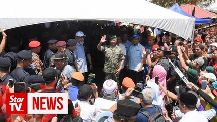 King visits Tawau fire victims