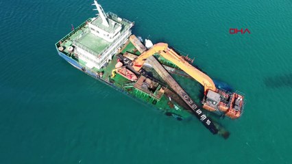 Bozcaada’da yarısı batık gemi, oturduğu karada duruyor