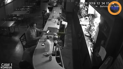 Ce client est totalement zen pendant un braquage !