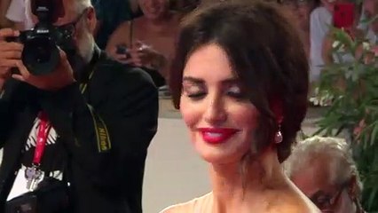 بينيلوبي كروز في مهرجان البندقية لحضور عرض فيلم "واسب نتوورك"