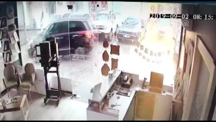 Aracıyla düşen çatının altında kalmaktan son anda kurtuldu