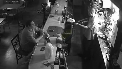 Un client super zen pendant un braquage à main armé dans un bar